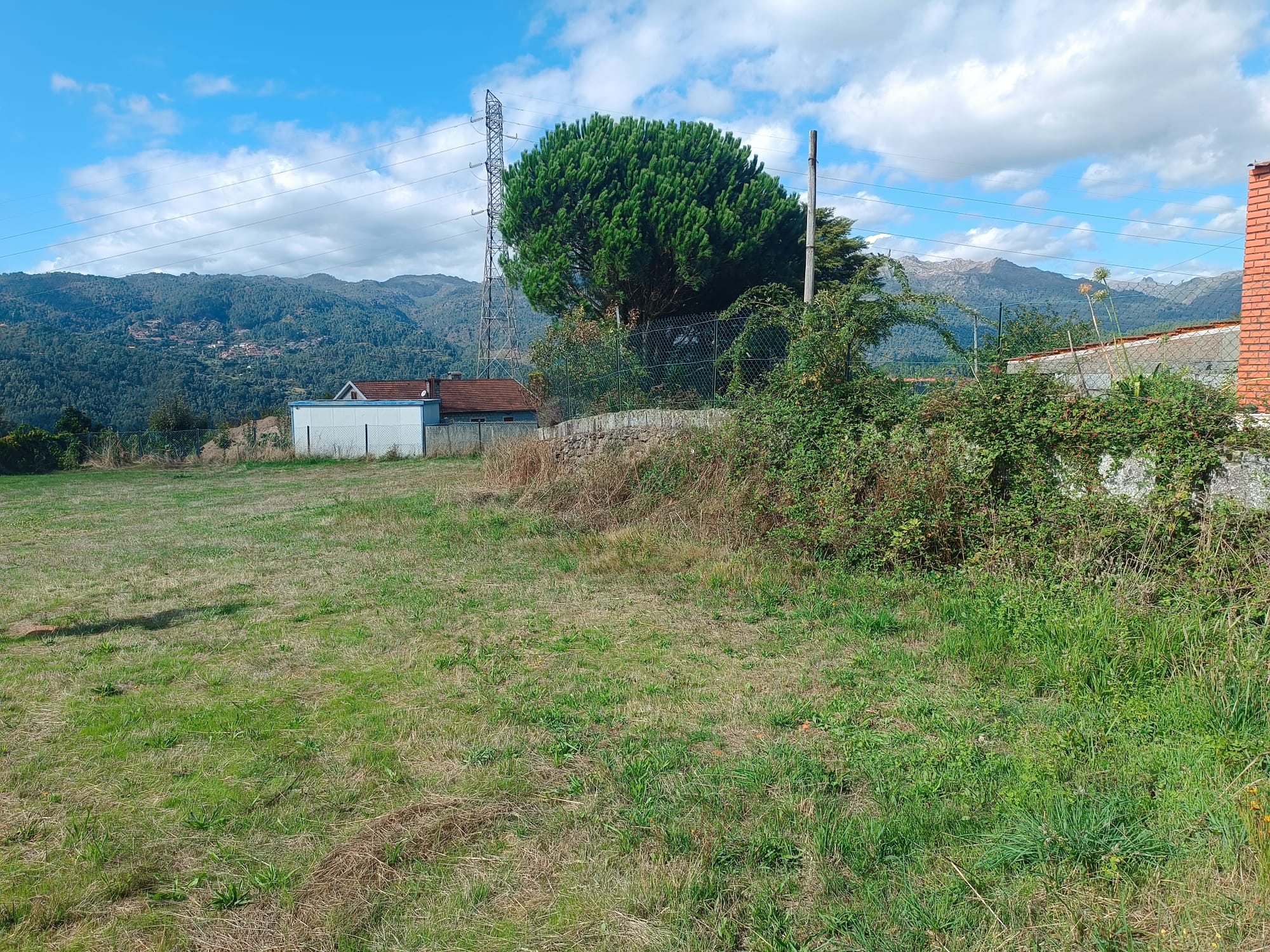 Terreno Urbano em Louredo Gerês c/ 1034m2, todo plano