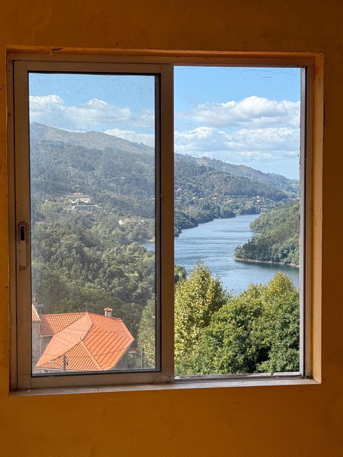 Moradia com Vista para a Albufeira da Caniçada – Ideal para Comércio ou Conversão em Habitação