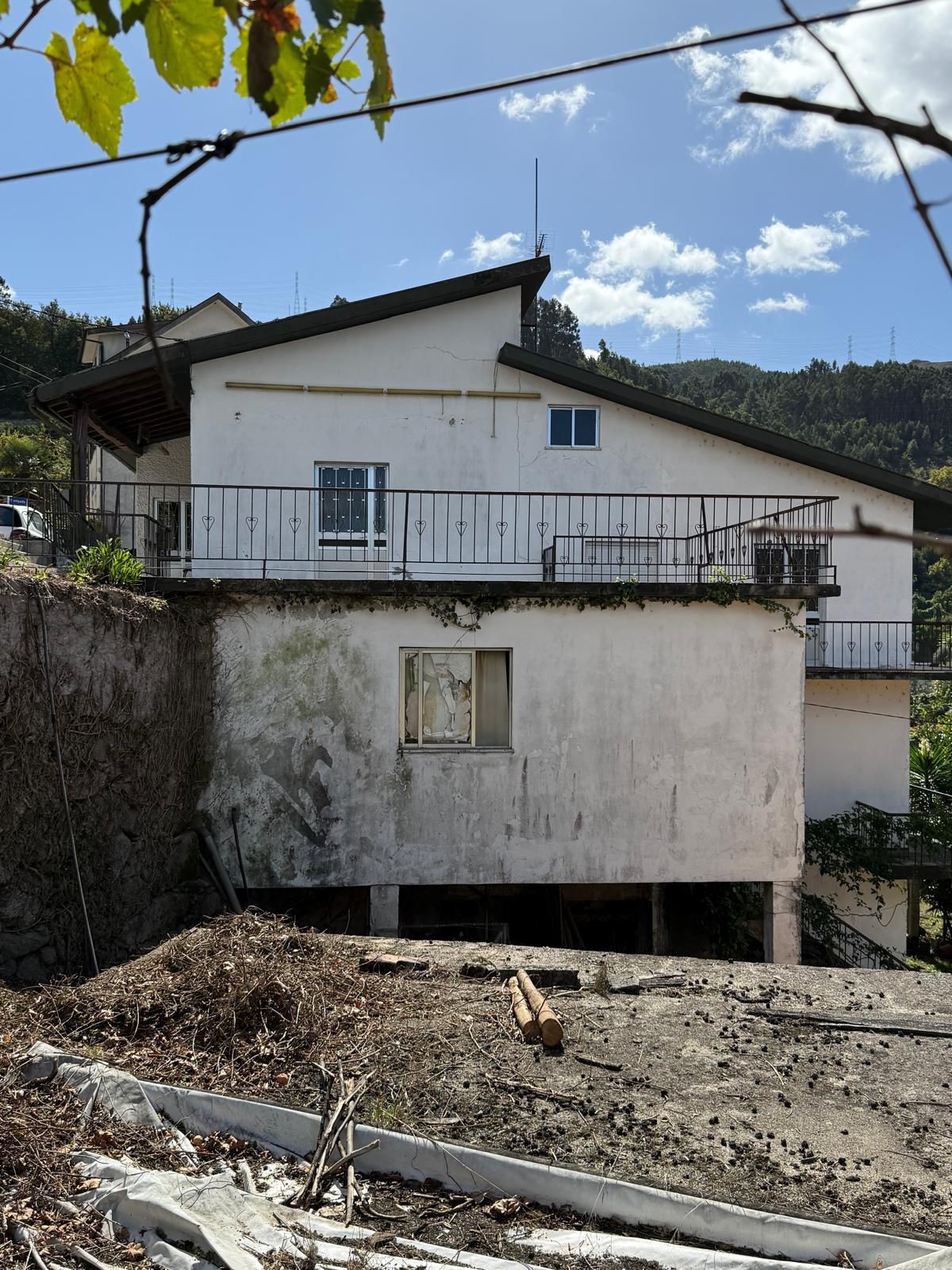 Moradia com Vista para a Albufeira da Caniçada – Ideal para Comércio ou Conversão em Habitação
