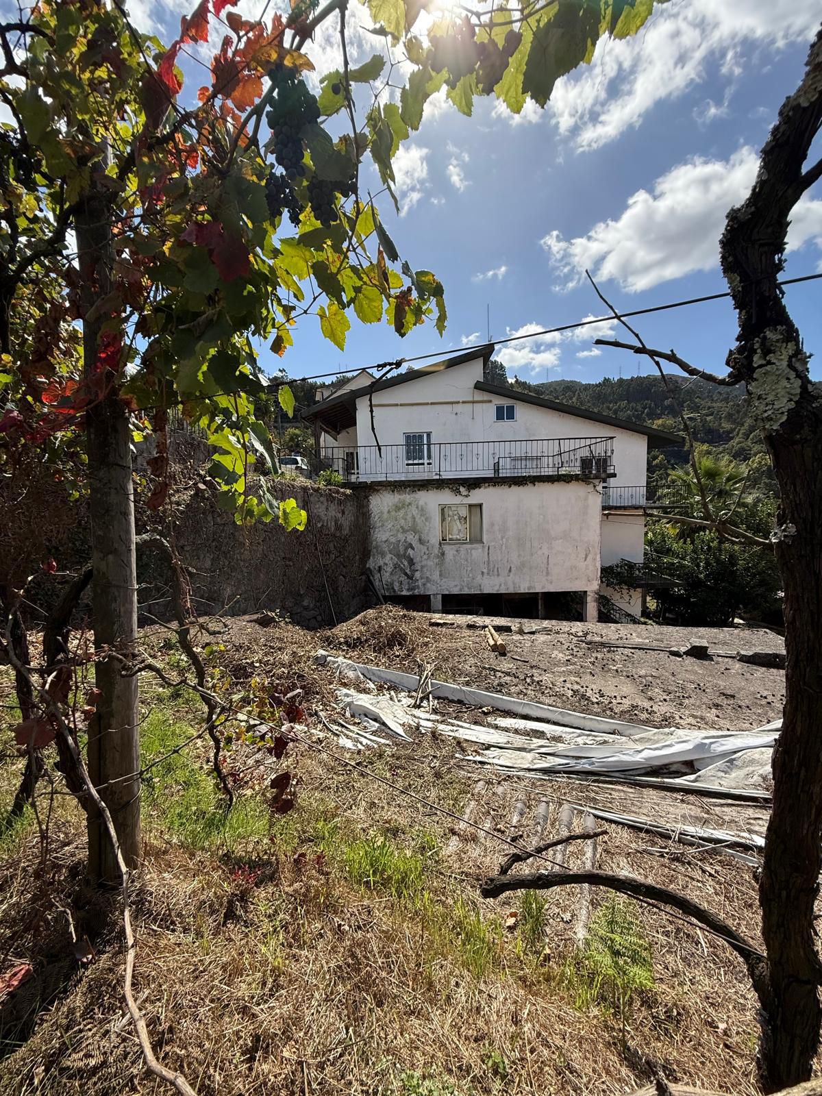 Moradia com Vista para a Albufeira da Caniçada – Ideal para Comércio ou Conversão em Habitação