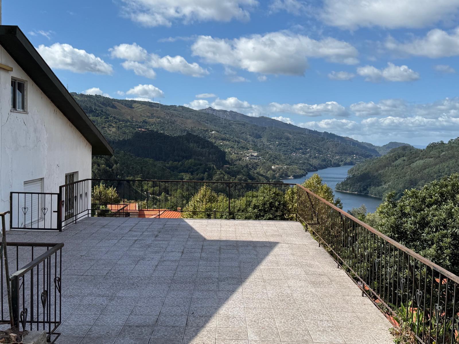 Moradia com Vista para a Albufeira da Caniçada – Ideal para Comércio ou Conversão em Habitação