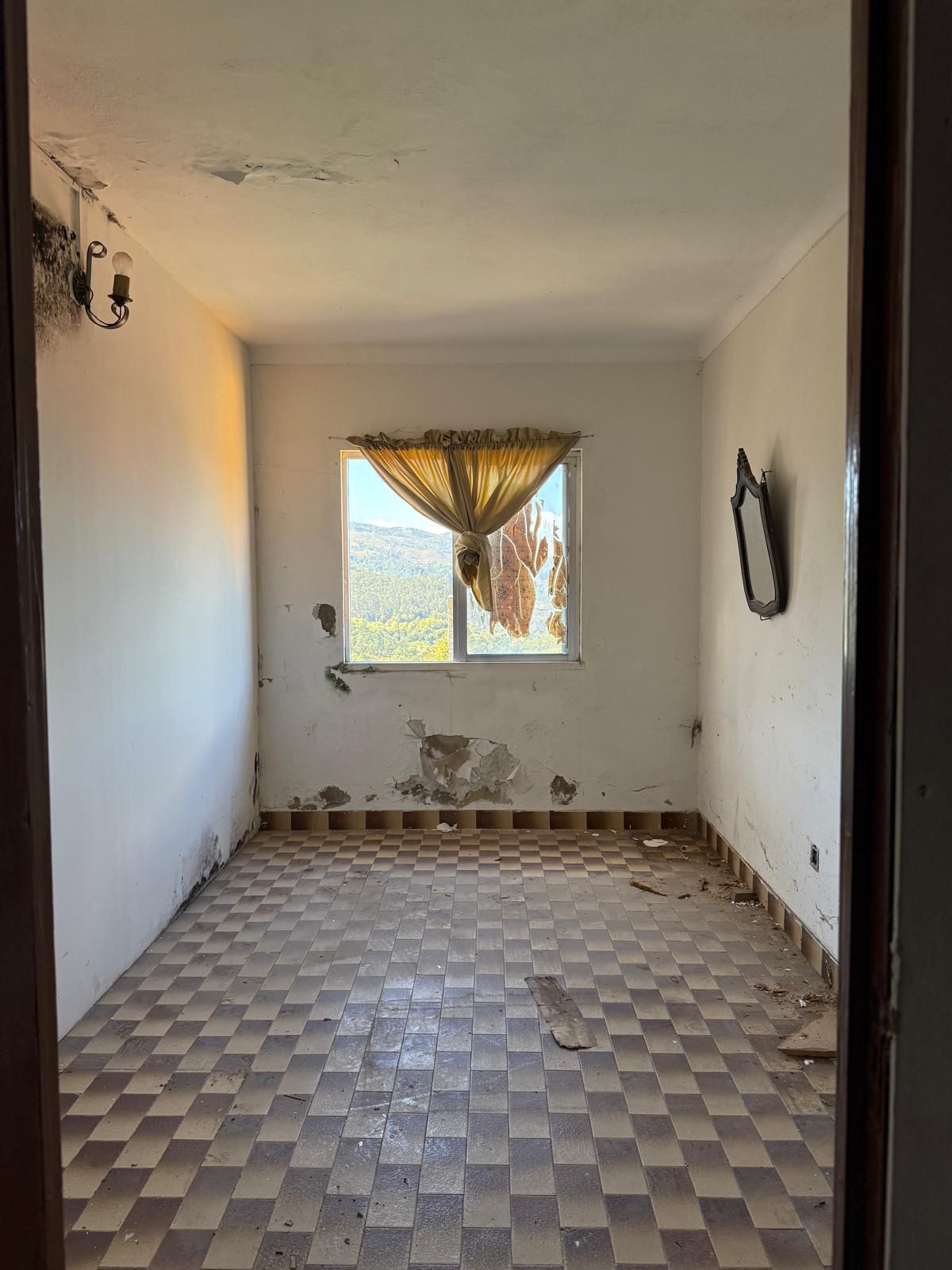Moradia com Vista para a Albufeira da Caniçada – Ideal para Comércio ou Conversão em Habitação