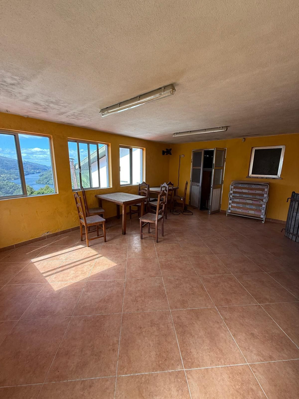 Moradia com Vista para a Albufeira da Caniçada – Ideal para Comércio ou Conversão em Habitação