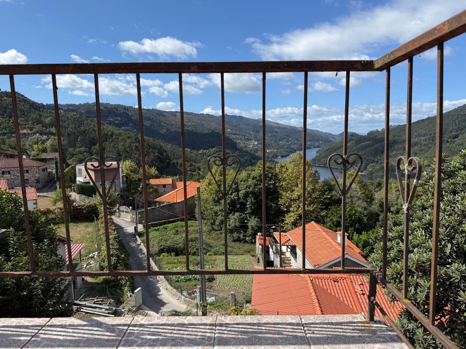 Moradia com Vista para a Albufeira da Caniçada – Ideal para Comércio ou Conversão em Habitação