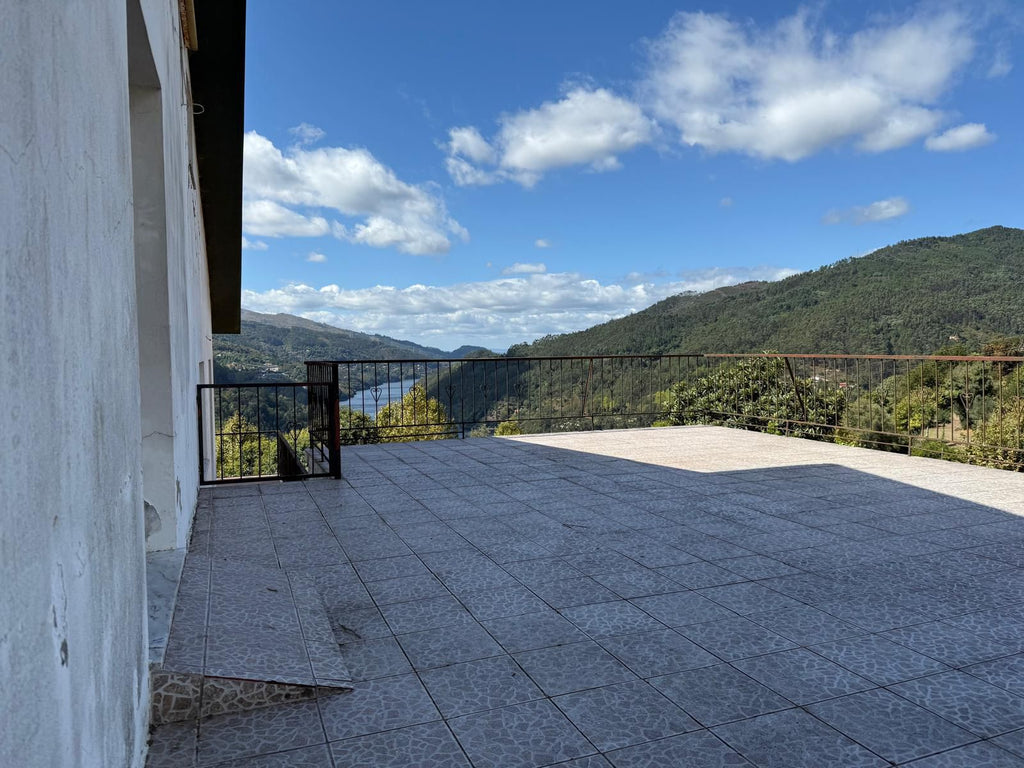 Moradia com Vista para a Albufeira da Caniçada – Ideal para Comércio ou Conversão em Habitação
