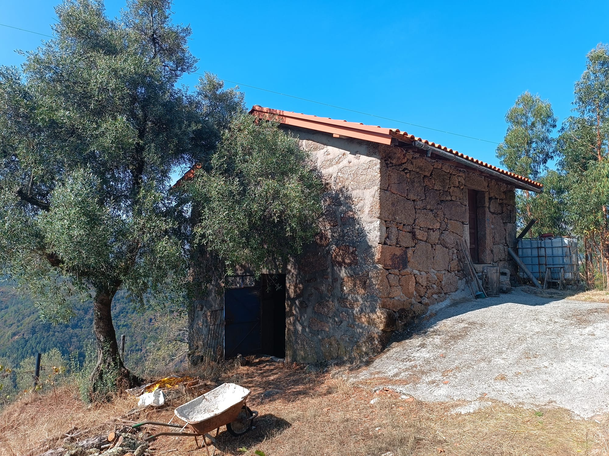 Casa com vistas encantadoras em Salamonde c/ terreno de 7.000m2
