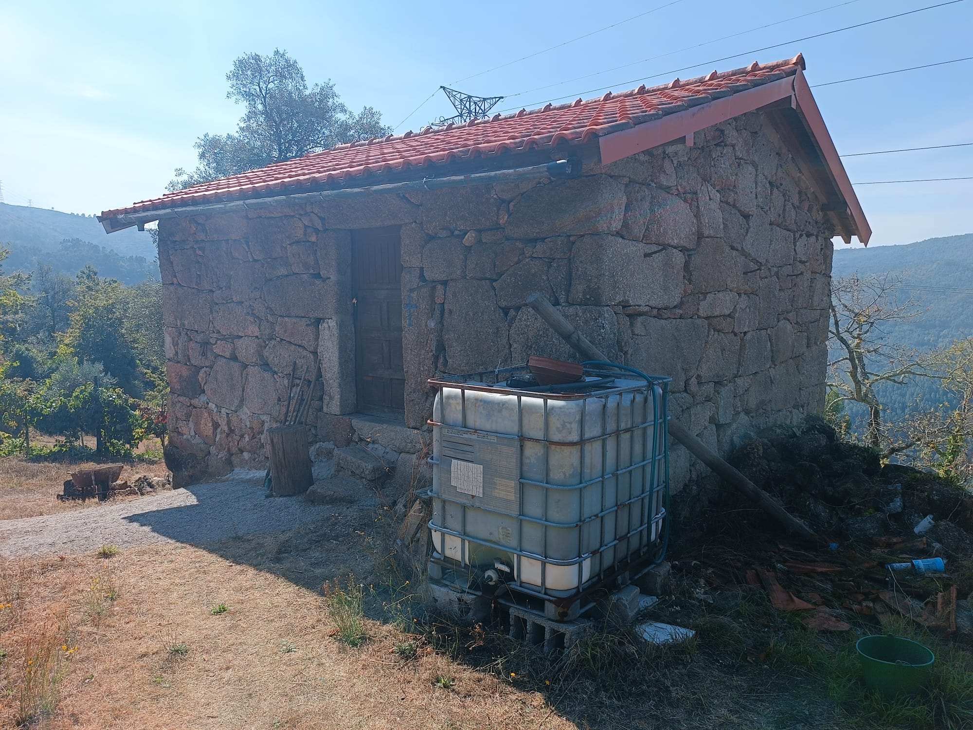 Casa com vistas encantadoras em Salamonde c/ terreno de 7.000m2