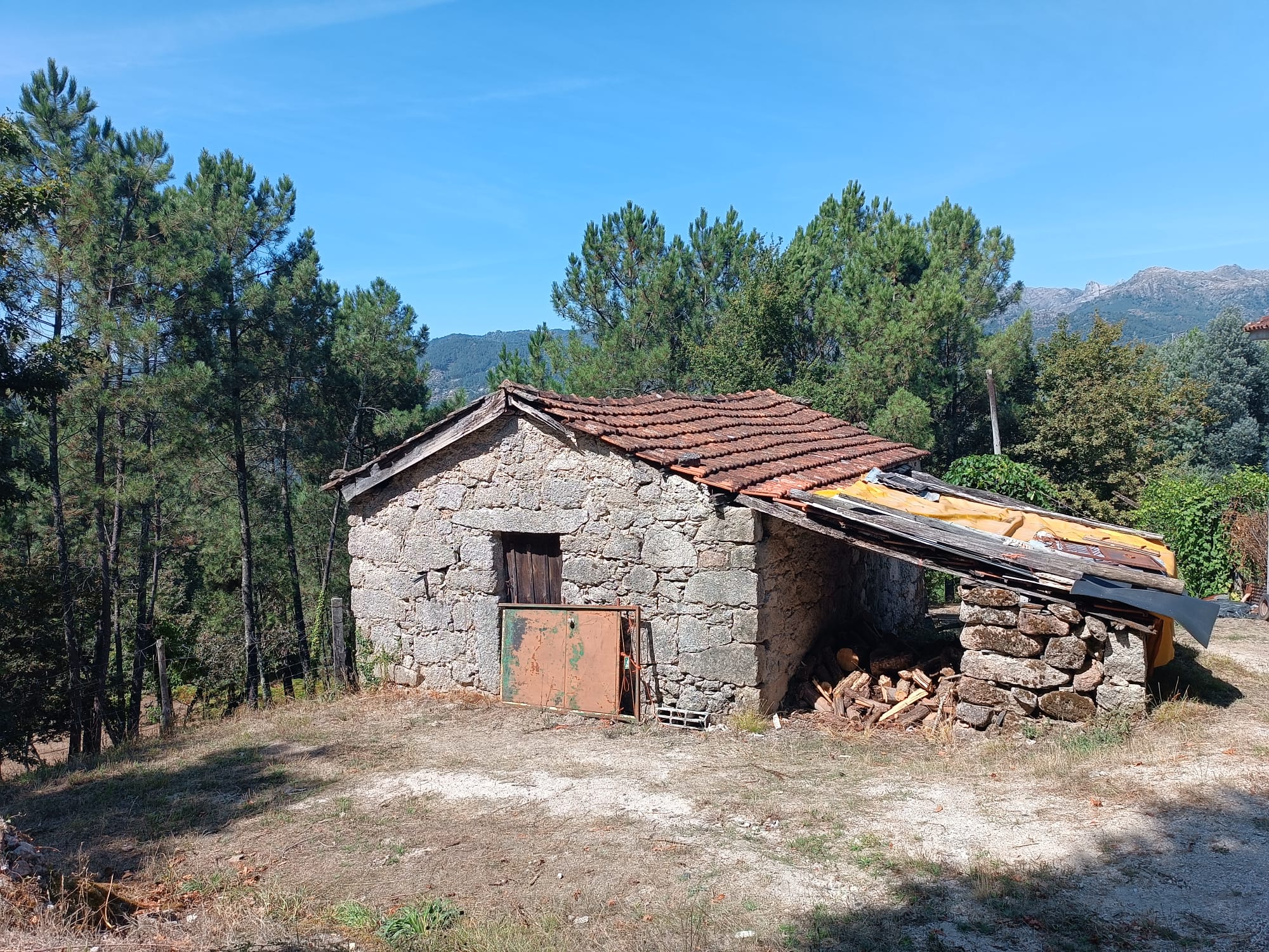 Ruina + Terreno margeando um Riacho em Salamonde, Gerês c/ 2.260m2