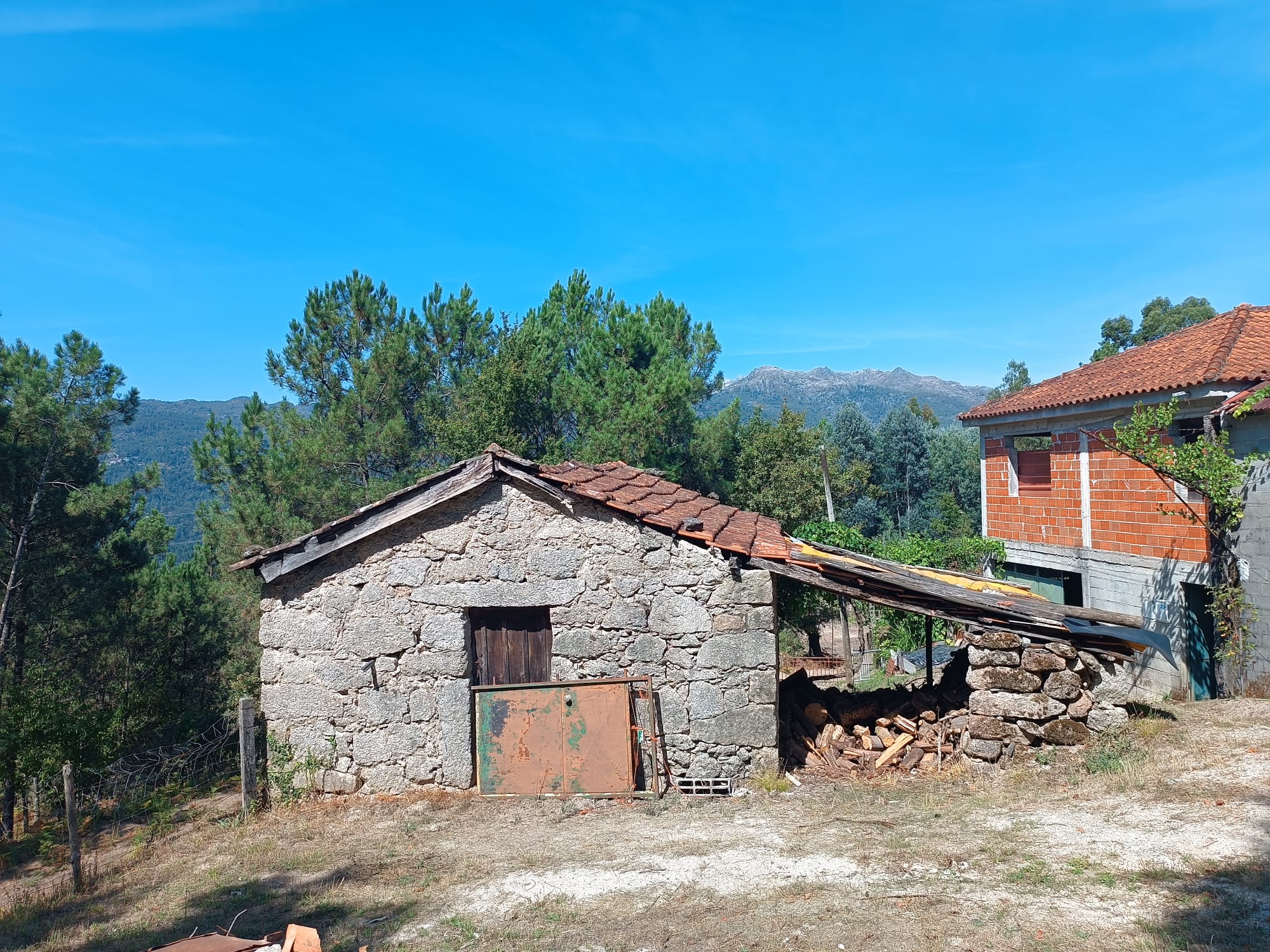 Ruina + Terreno margeando um Riacho em Salamonde, Gerês c/ 2.260m2