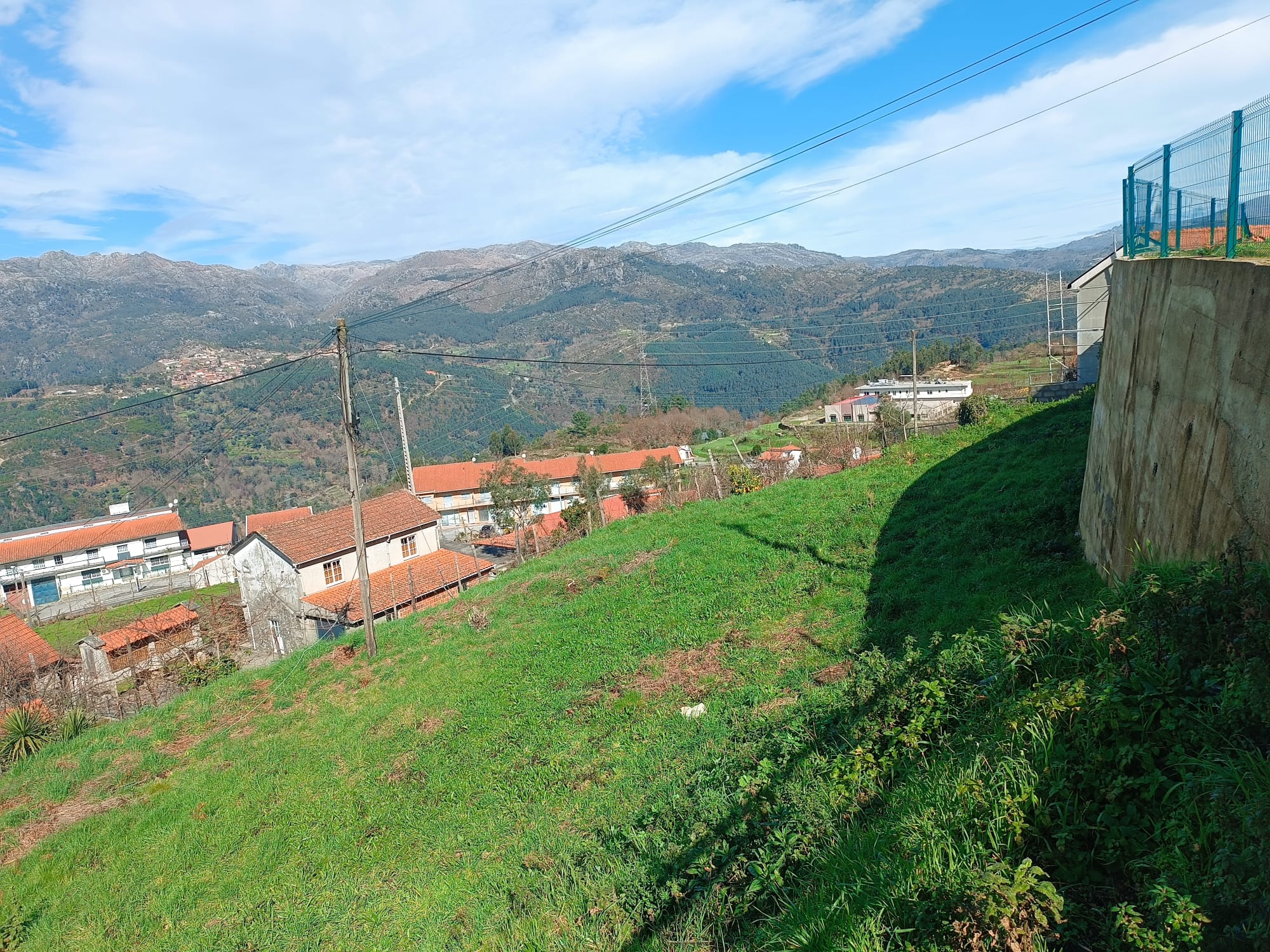 Terreno completamente urbano com 960m2 dentro da Aldeia Salamonde