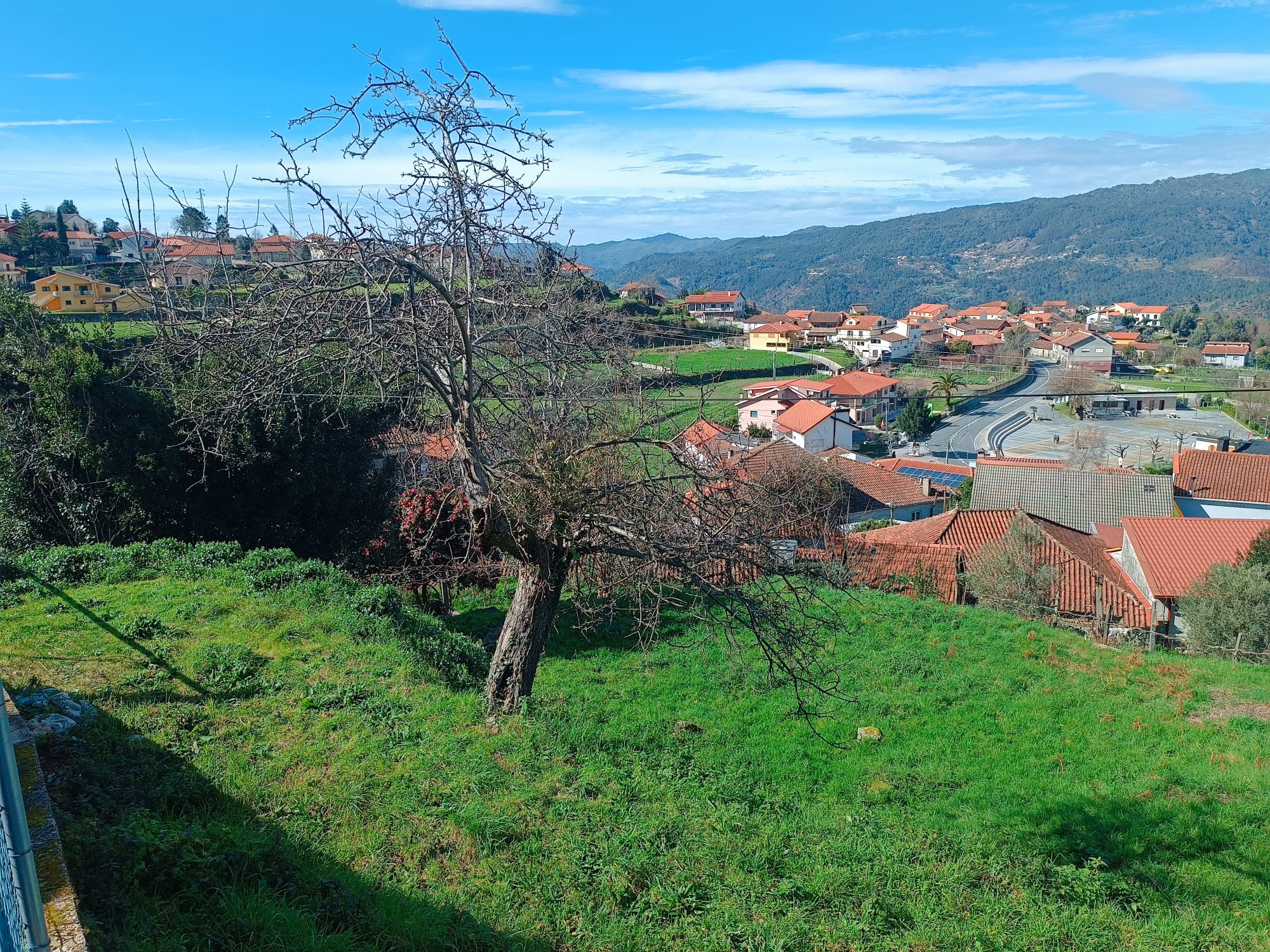 Terreno completamente urbano com 960m2 dentro da Aldeia Salamonde