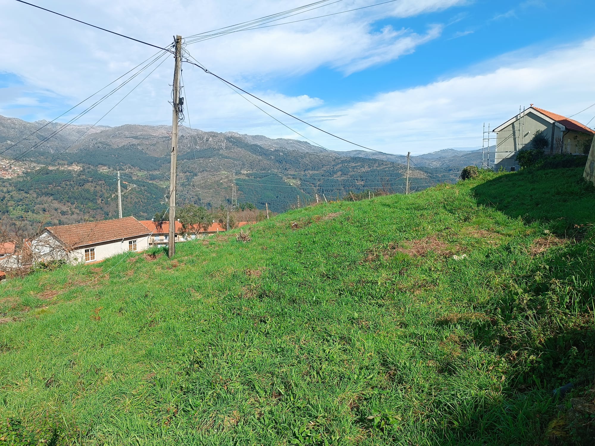 Terreno completamente urbano com 960m2 dentro da Aldeia Salamonde