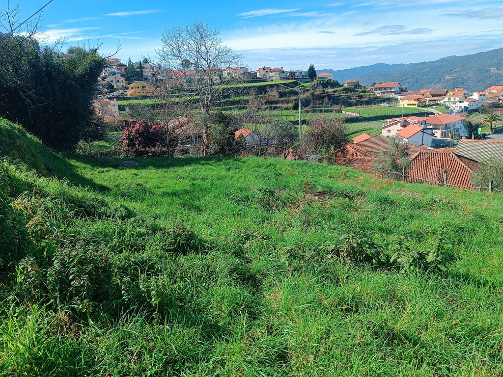 Terreno completamente urbano com 960m2 dentro da Aldeia Salamonde