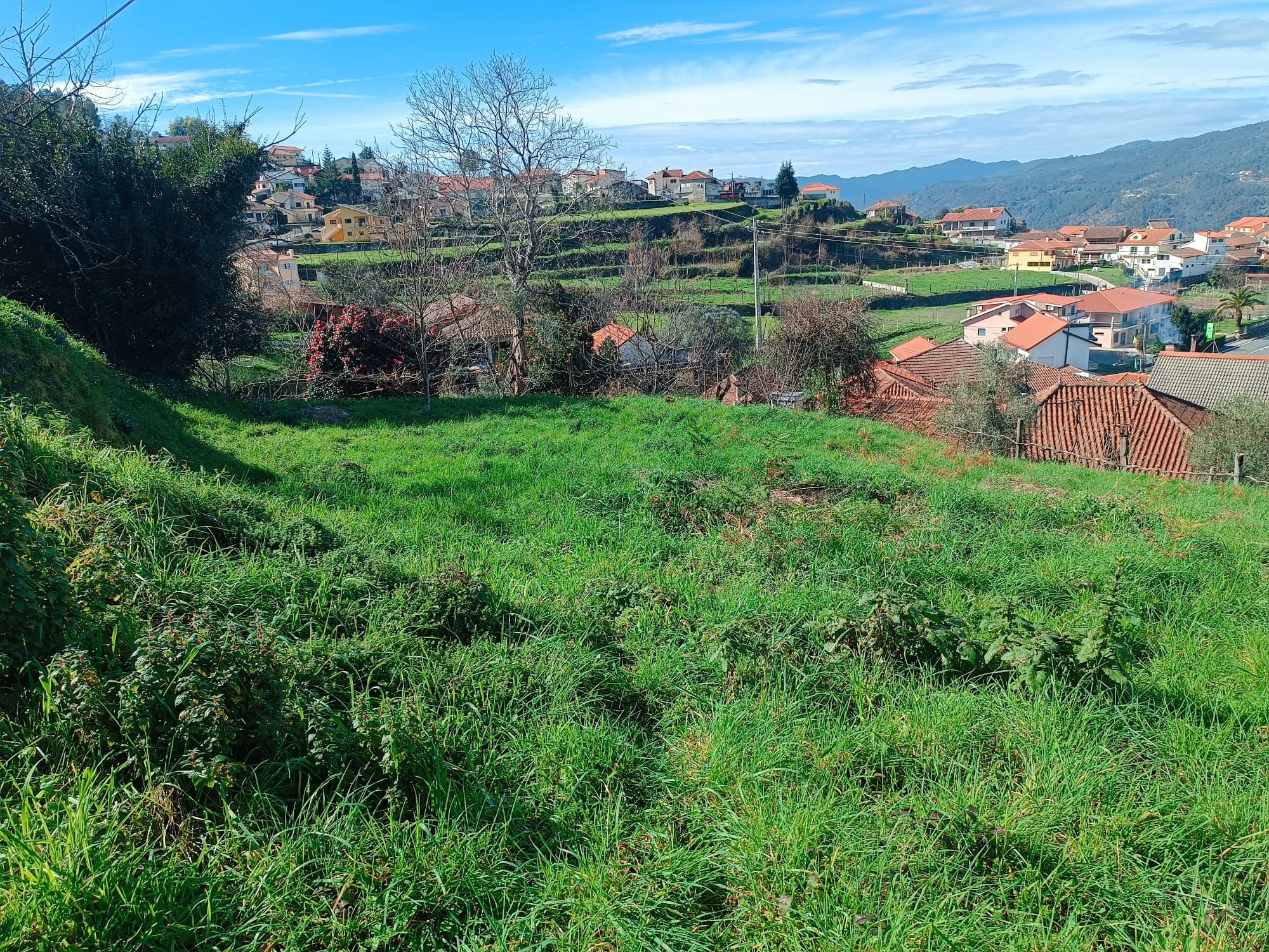 Terreno completamente urbano com 960m2 dentro da Aldeia Salamonde