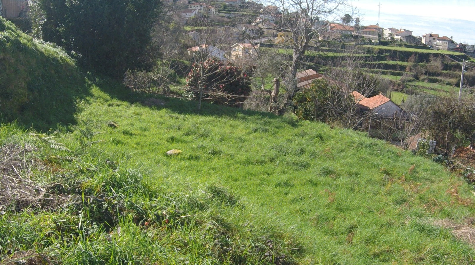 Terreno completamente urbano com 960m2 dentro da Aldeia Salamonde