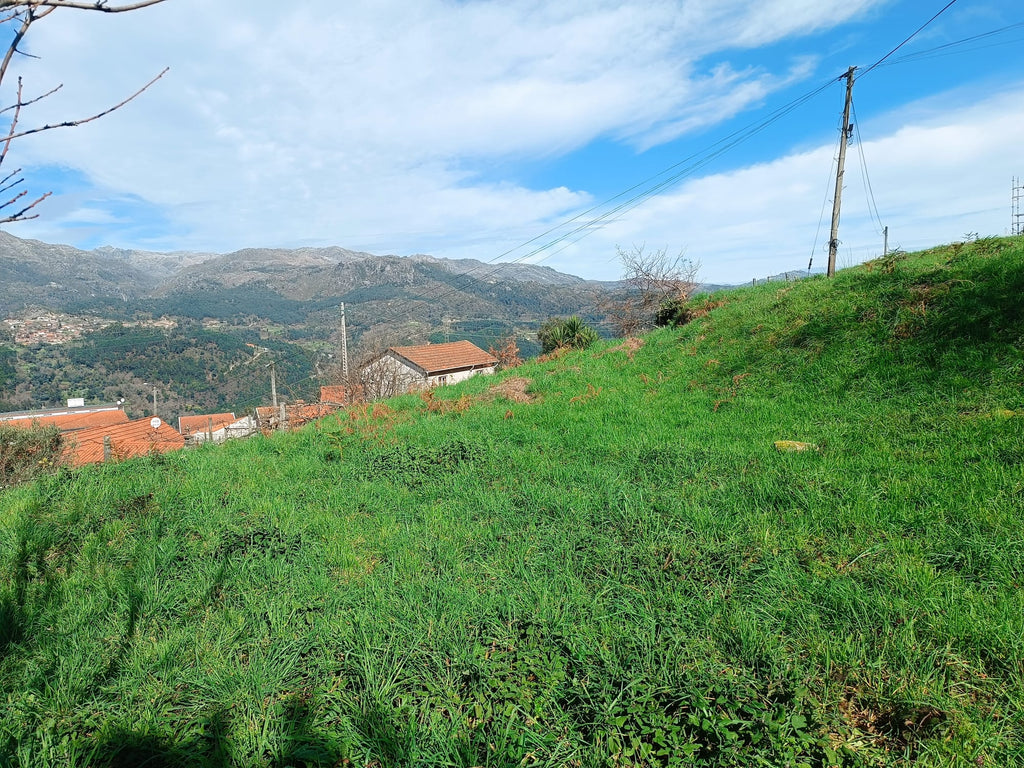 Terreno completamente urbano com 960m2 dentro da Aldeia Salamonde
