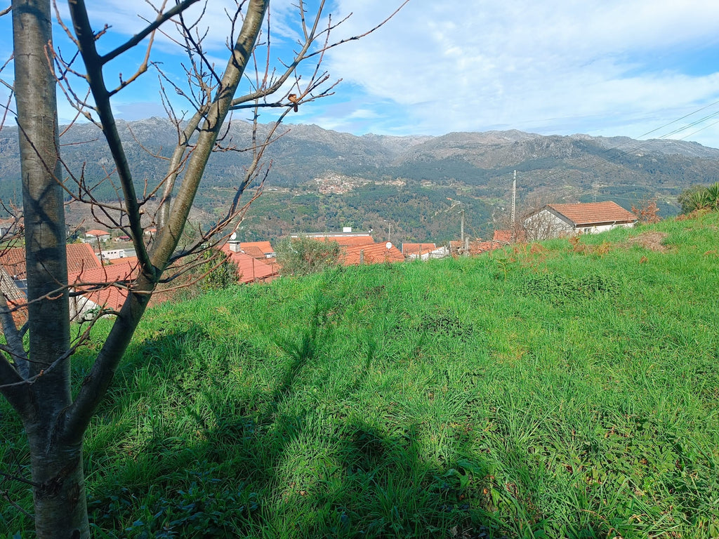 Terreno completamente urbano com 960m2 dentro da Aldeia Salamonde