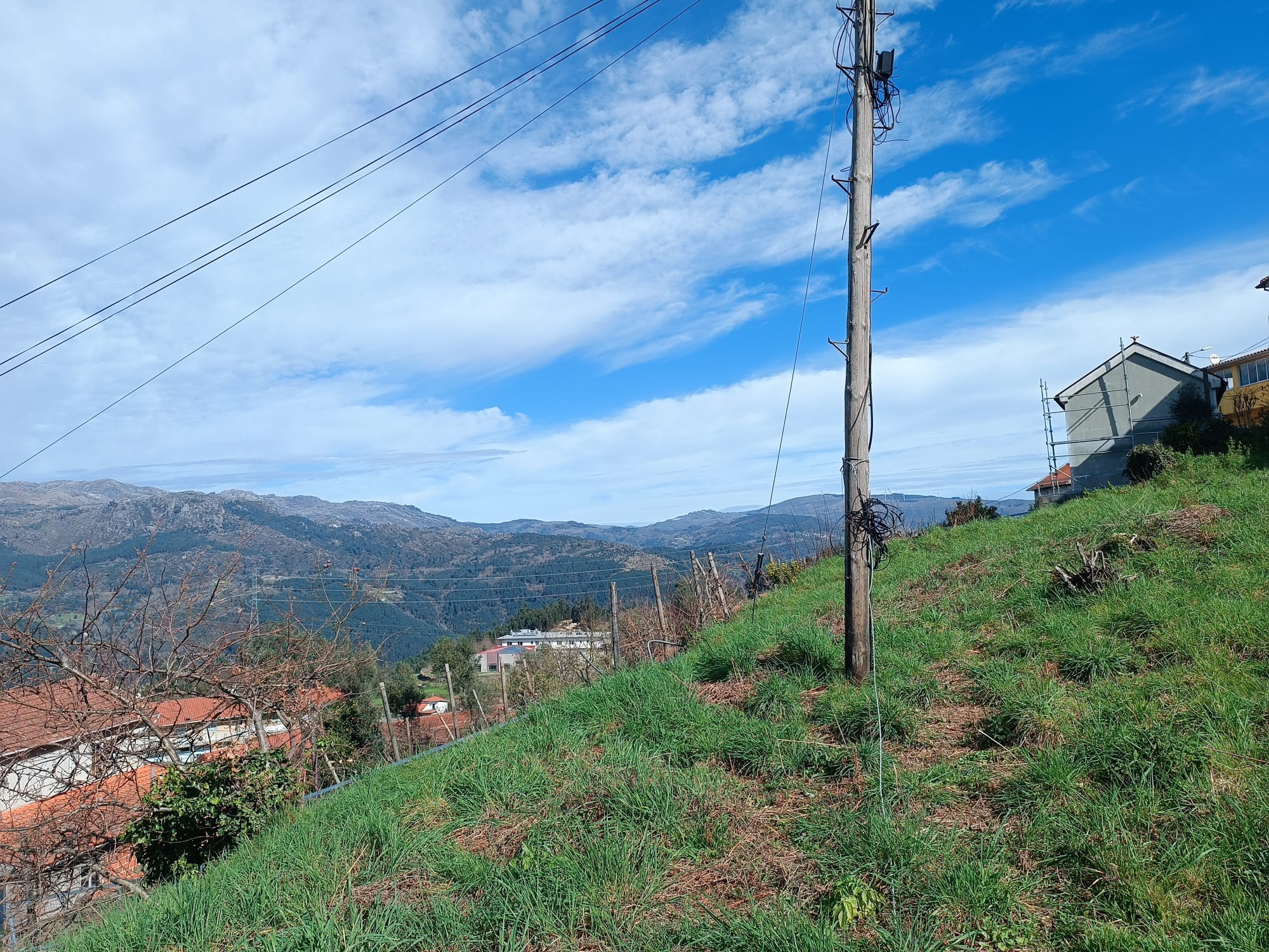 Terreno completamente urbano com 960m2 dentro da Aldeia Salamonde