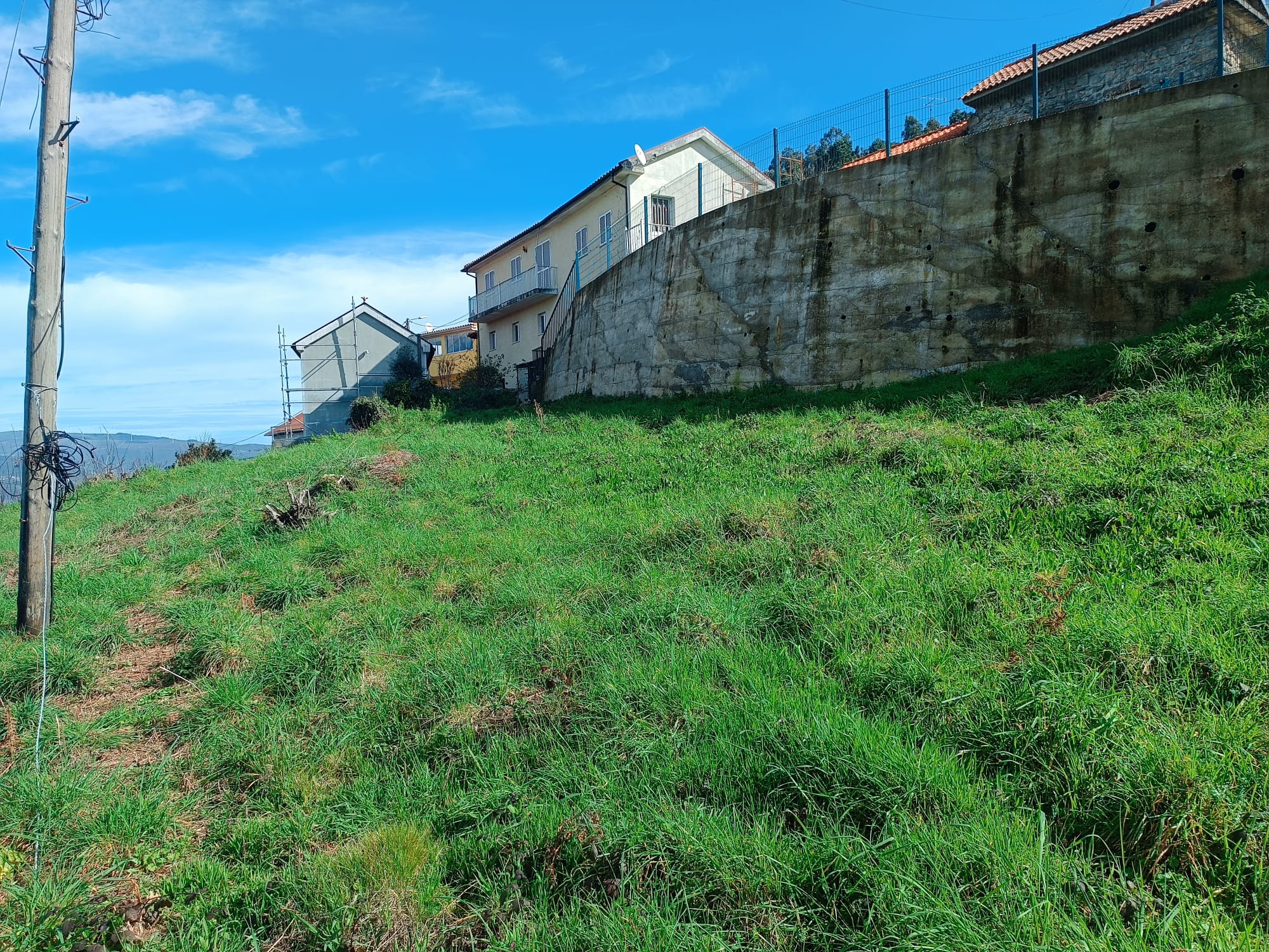 Terreno completamente urbano com 960m2 dentro da Aldeia Salamonde