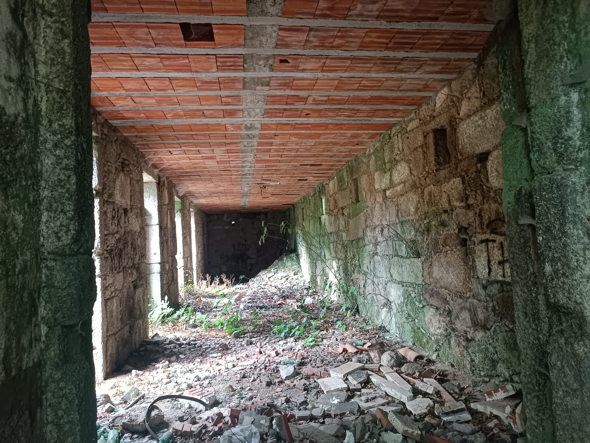Ruina p/ recuperação em Vila do Gerês c/ 3.650 de terreno plano c/ Riacho.