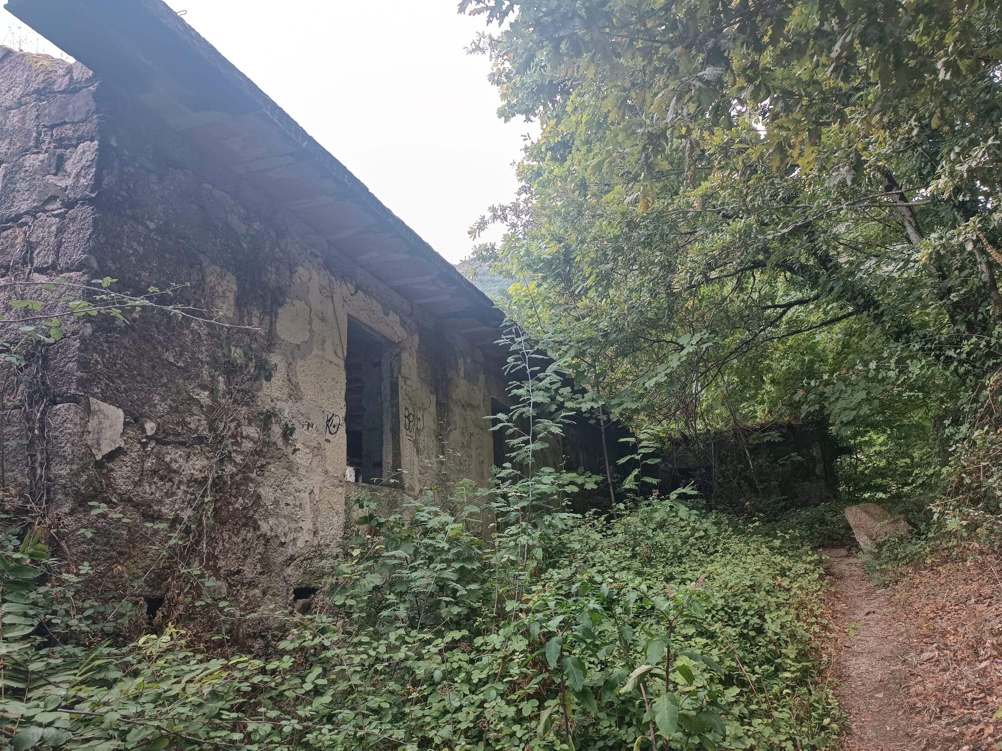Ruina p/ recuperação em Vila do Gerês c/ 3.650 de terreno plano c/ Riacho.
