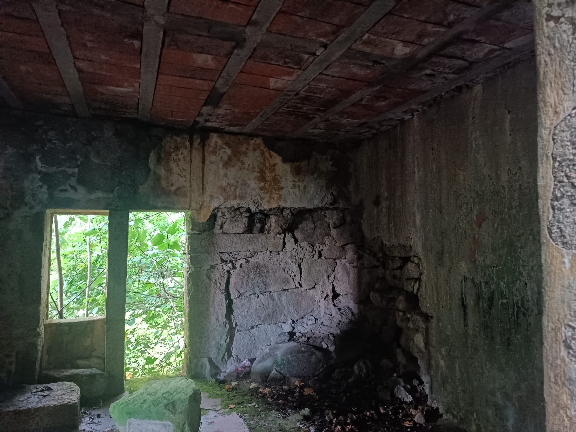 Ruina p/ recuperação em Vila do Gerês c/ 3.650 de terreno plano c/ Riacho.