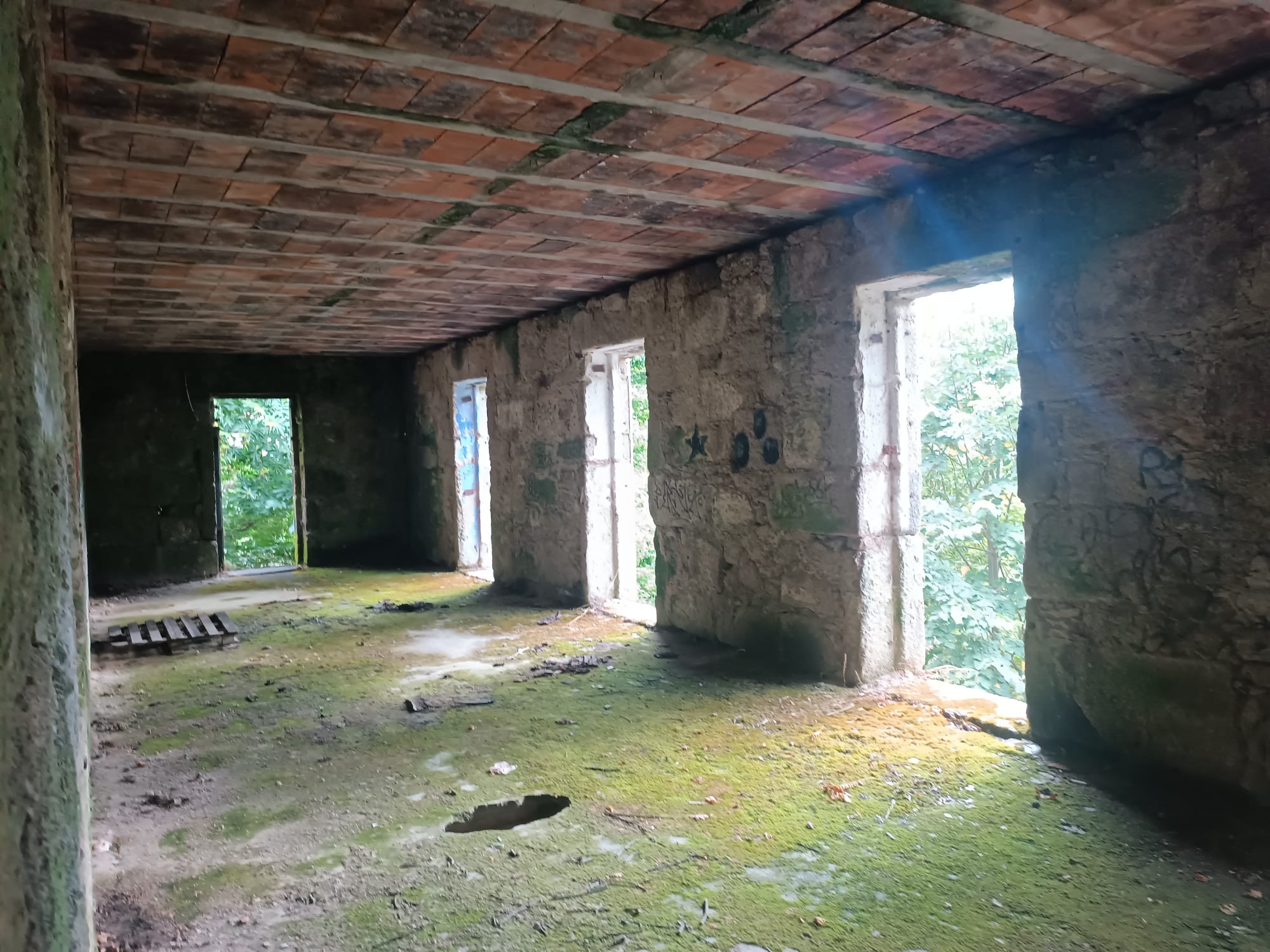 Ruina p/ recuperação em Vila do Gerês c/ 3.650 de terreno plano c/ Riacho.