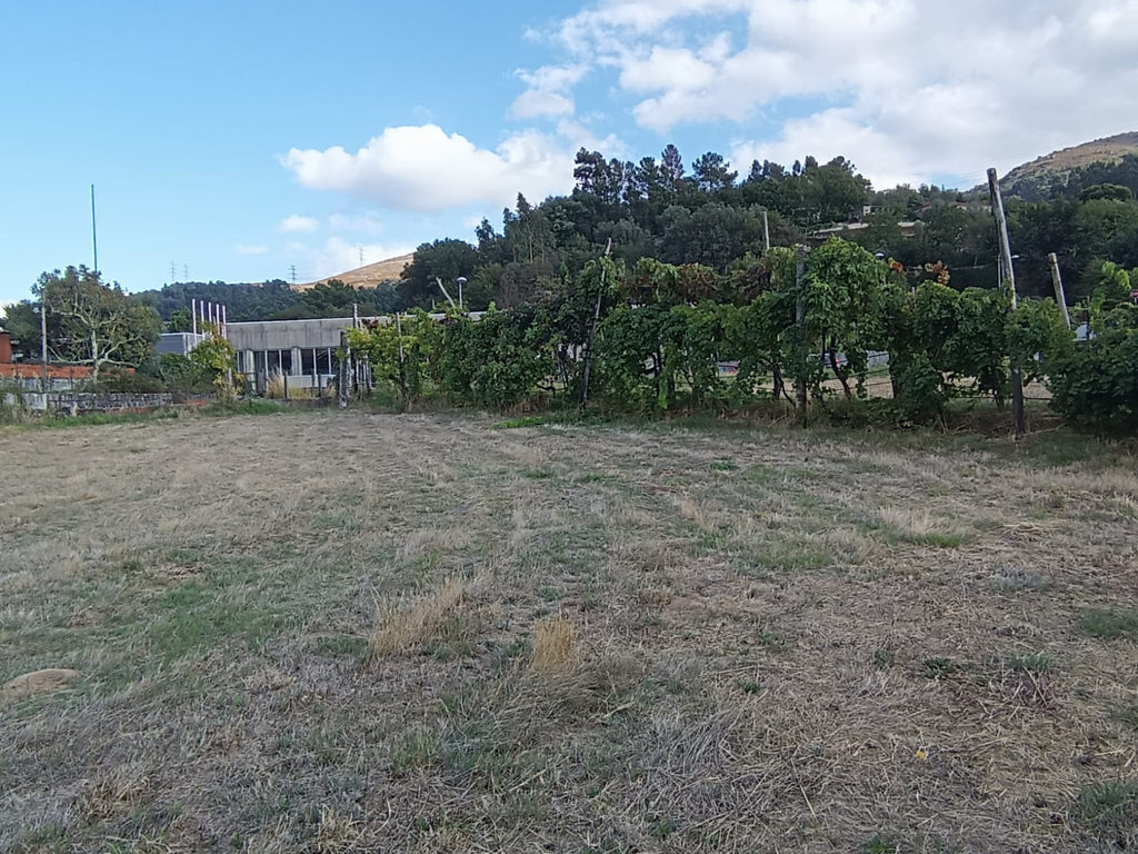 Terreno Urbano em Louredo Gerês c/ 1034m2, todo plano