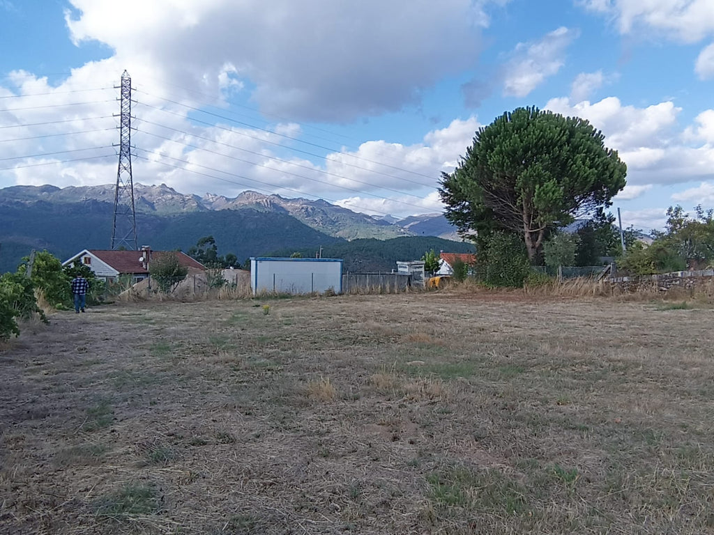 Terreno Urbano em Louredo Gerês c/ 1034m2, todo plano